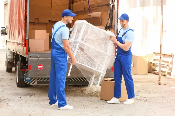 Entladung eines Regals aus Umzugswagen Entladung eines Regals aus Umzugswagen